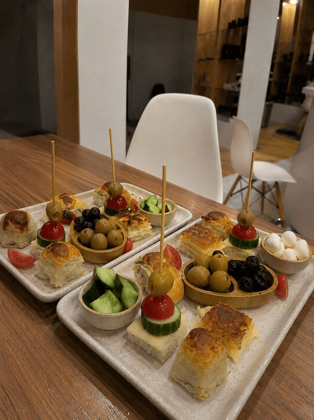 Zeytin ve meze çeşitleriyle ahşap masada sunum