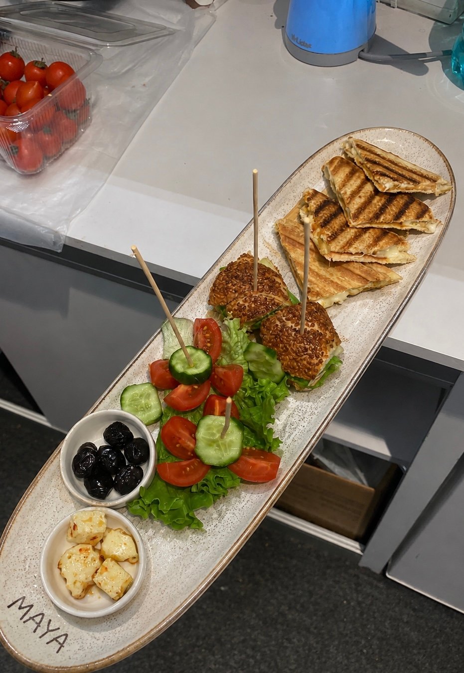 Zeytin, domates ve peynir çeşitleriyle MAYA sunum tabağı