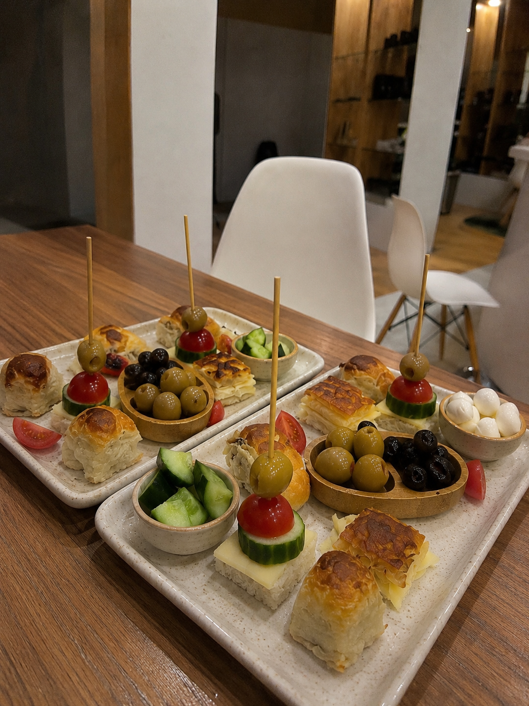 Zeytin ve meze çeşitleriyle ahşap masada sunum